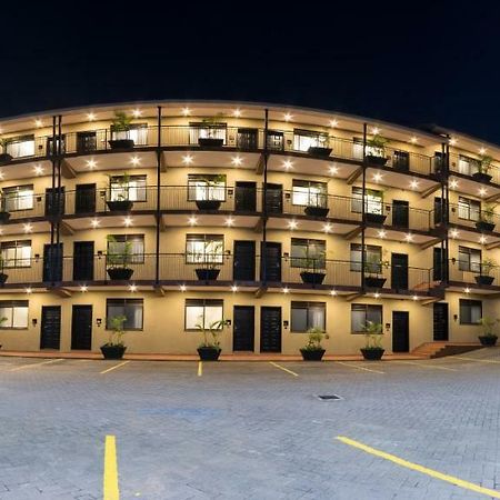 Speke Apartments Kitante Kampala Esterno foto